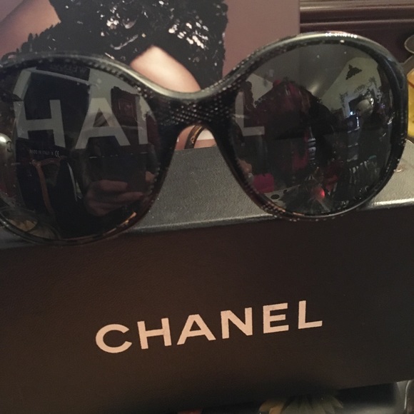 Chanel Venetian Lace Pearl Logo Sunglasses - Picture 2 of 6